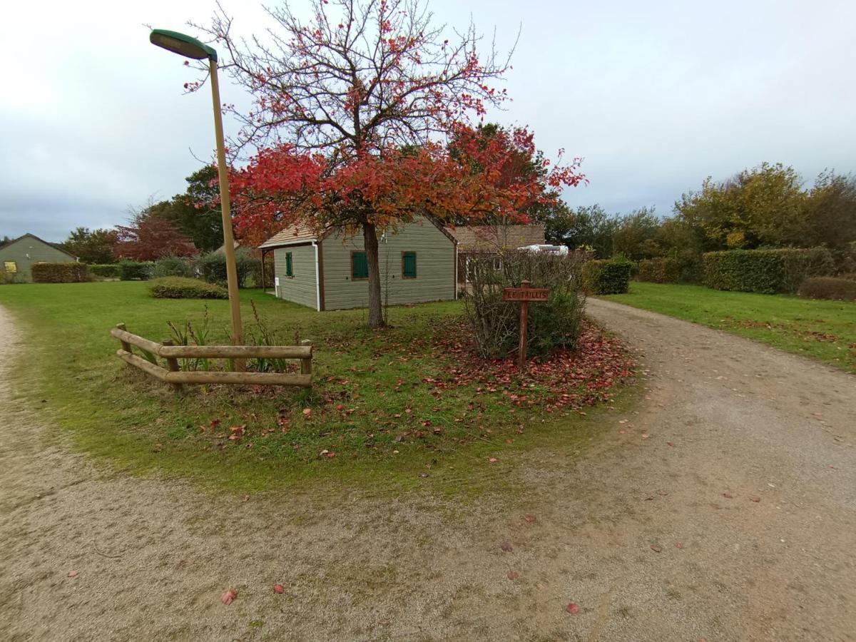Les Maisonnettes Du Lac - Base De Loisirs Lavare Exterior photo